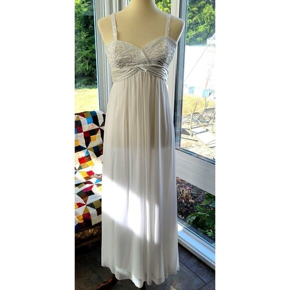 Beautiful Hailey Wedding Dress by Adrianna Papell - Picture 5 of 13